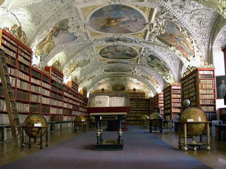 Halle eines barocken bibliothek in prag foto