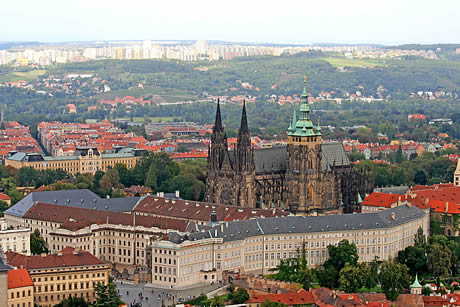 Luftbild von prag aus dem petrin huegel foto