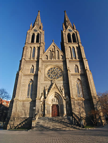 Mittelalterliche kathedrale von saint ludmila in prag foto