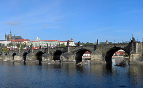 Prager burg und die karlsbruecke foto