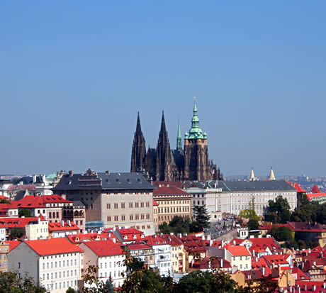 Prager burg und st veits dom aus dem petrin huegel foto