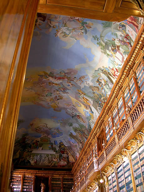 Schoene fresko an der decke eines alten prag bibliothek foto