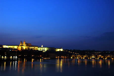 Il castello di praga dopo il tramonto foto