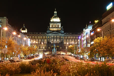 Piazza venceslao di notte a praga foto