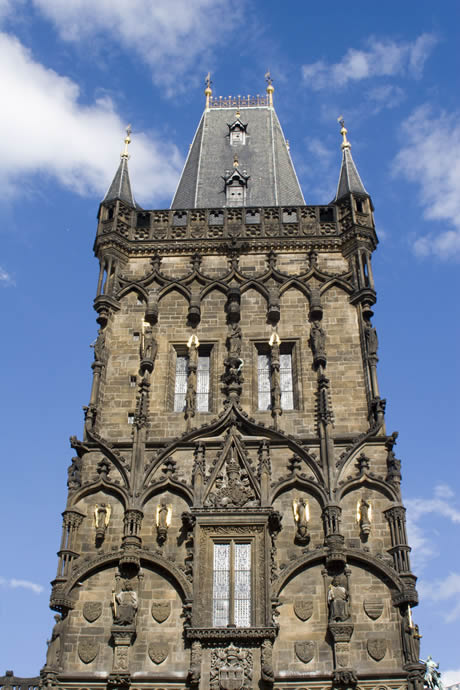 Una delle torri goticche del ponte carlo a praga foto