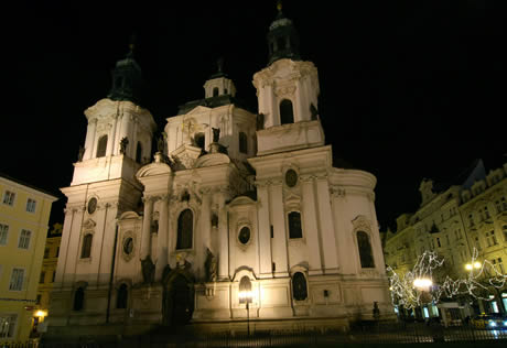 Biserica sfantul nicolae in piata orasului vechi din praga noaptea foto