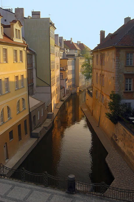 Canal navigabil in centrul isotric al orasului praga foto